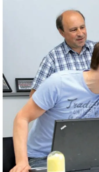 Günter im Gespräch mit einer Kollegin am Laptop