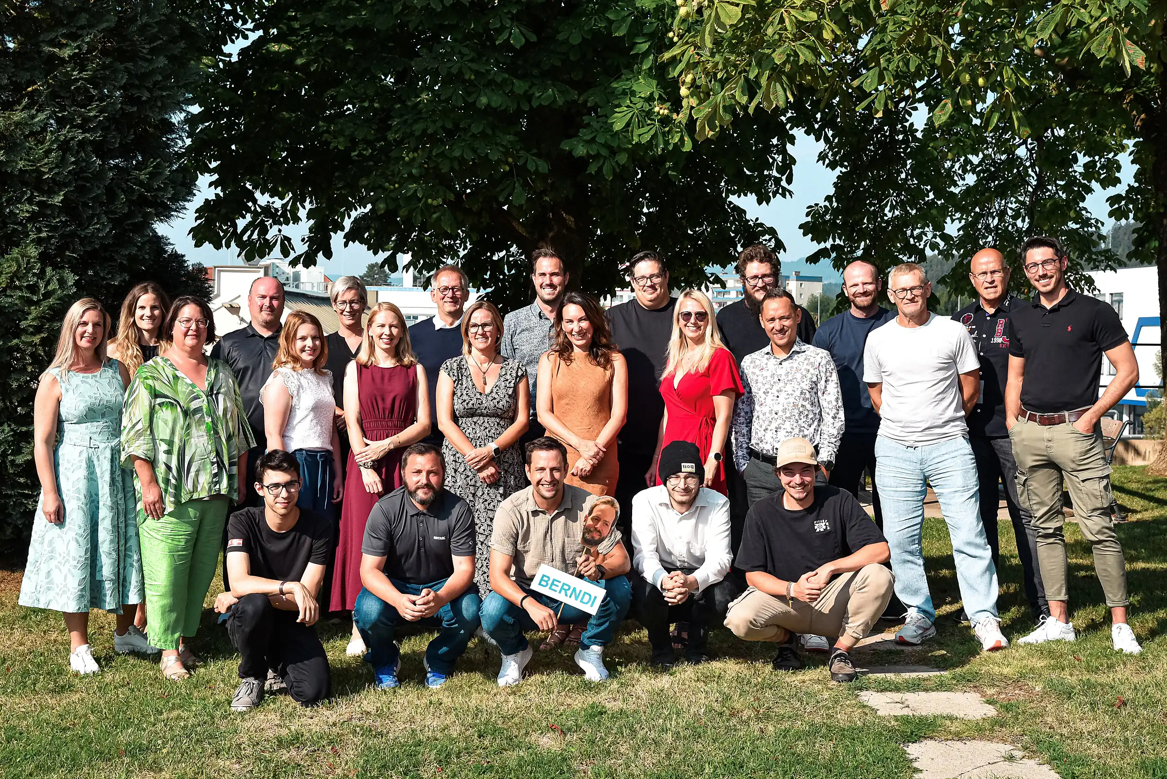 Das gesamte Team im Freien versammelt, gemeinsames Abschiedsfoto für Günter