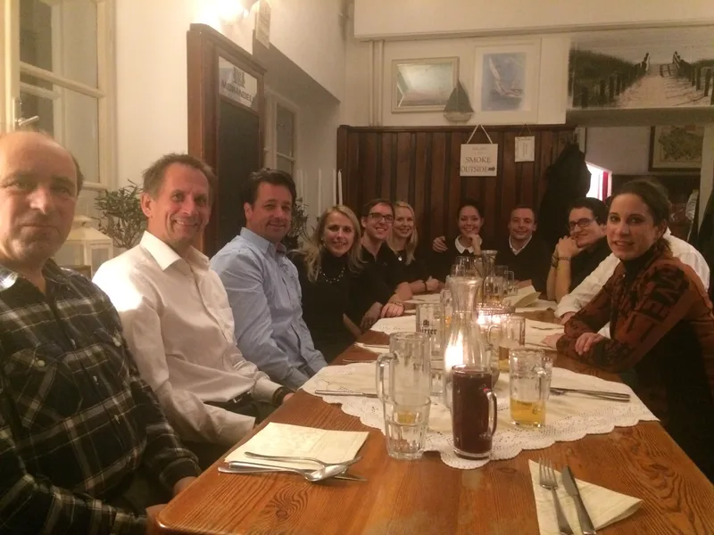 Teamessen im Restaurant, große Tafelrunde
