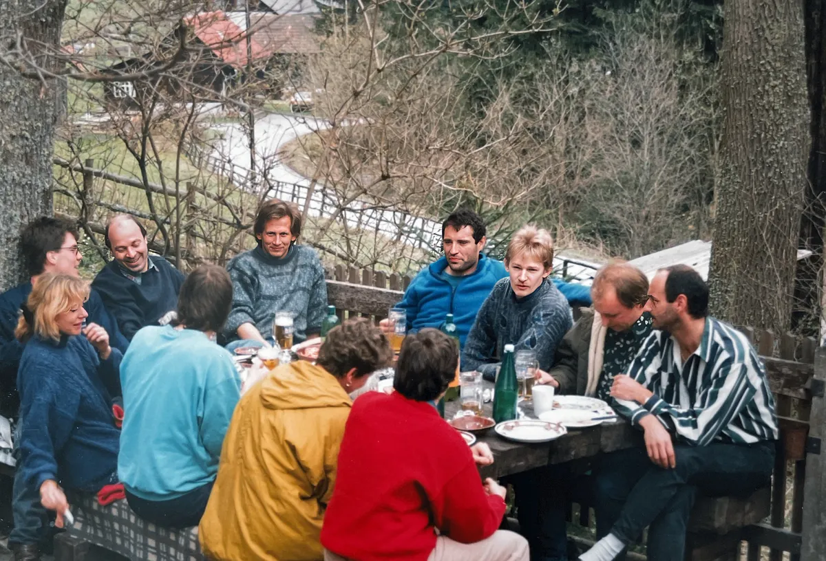 Ältere TIAG-Kollegenrunde bei einem Grillfest im Grünen, Farbfoto aus den 90ern
