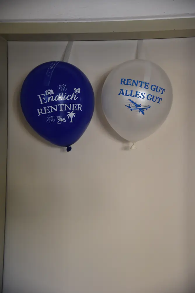 Zwei Ballons an der Wand: „Endlich Rentner“ und „Rente gut, alles gut“