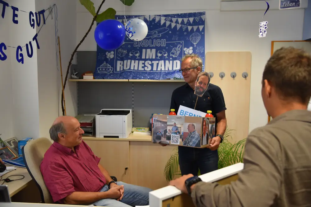 Günter lauscht der Ansprache, während die Geschenkkiste gezeigt wird