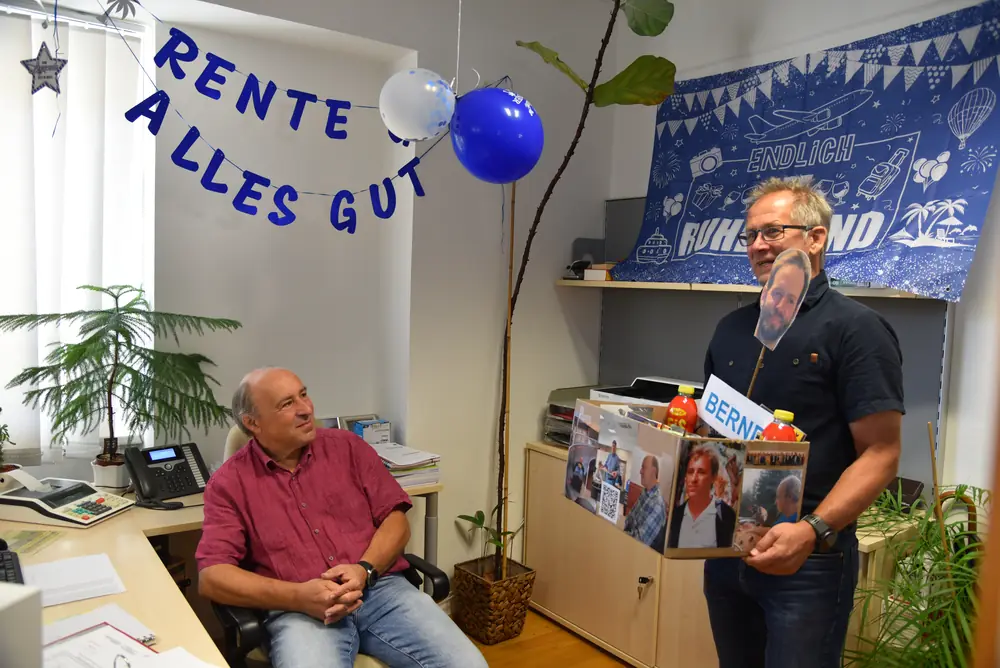Die Geschenkkiste mit Fotocollage und Eistee-Flaschen wird vorgestellt