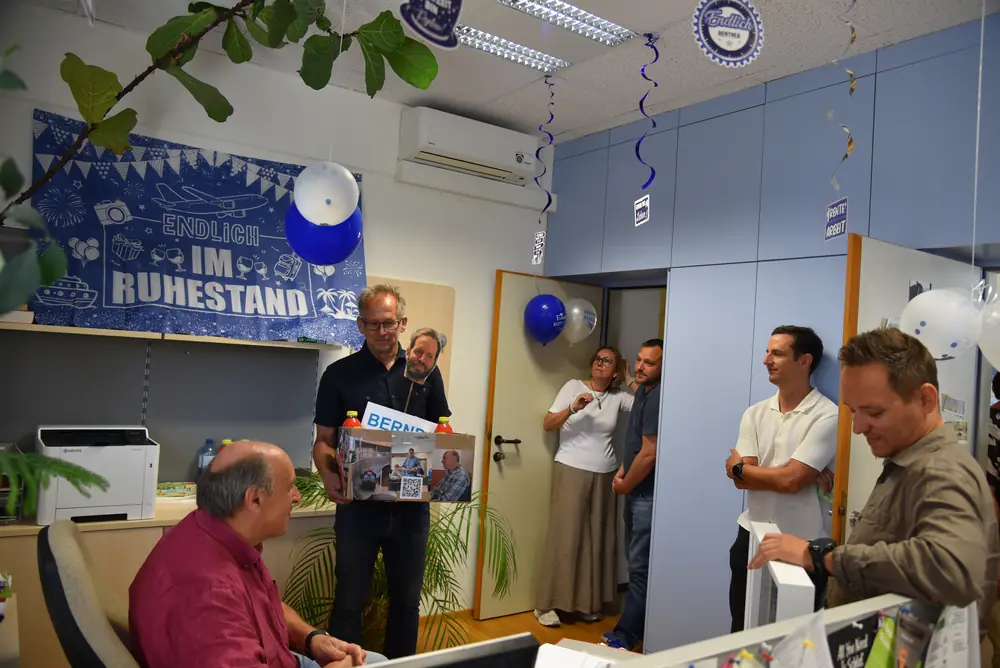Ansprache im Büro: das Team steht rundherum und hört zu