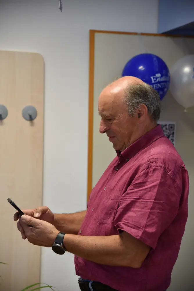 Günter im Profil mit dem Handy