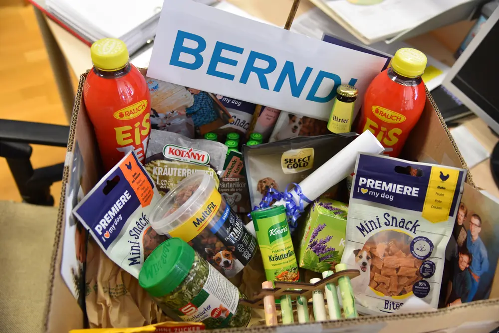 Blick in die Geschenkkiste: Eistee, Hundesnacks, Kräuterprodukte und ein Namensschild