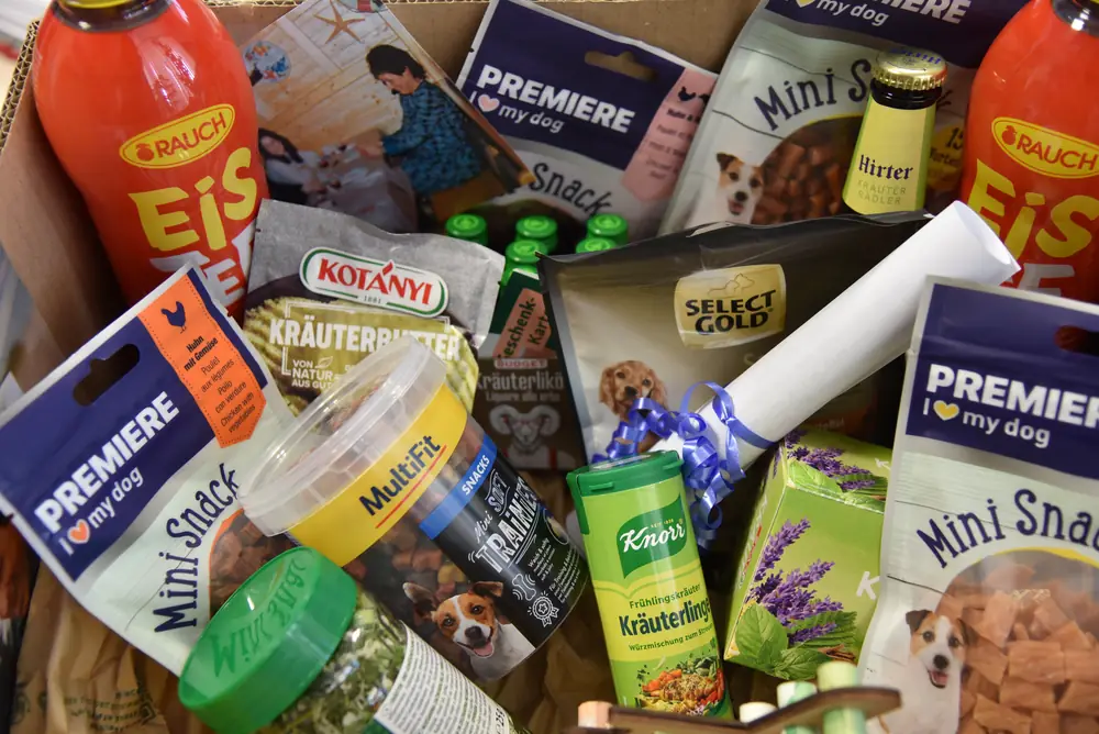 Detailaufnahme der Geschenke: Kräuterprodukte und Snacks für den neuen Vierbeiner